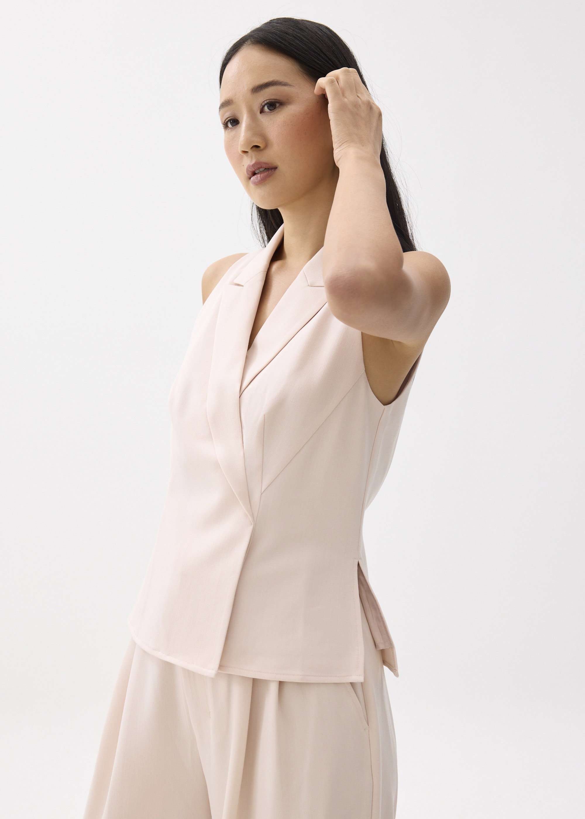 

Juni Sleeveless Blazer Top