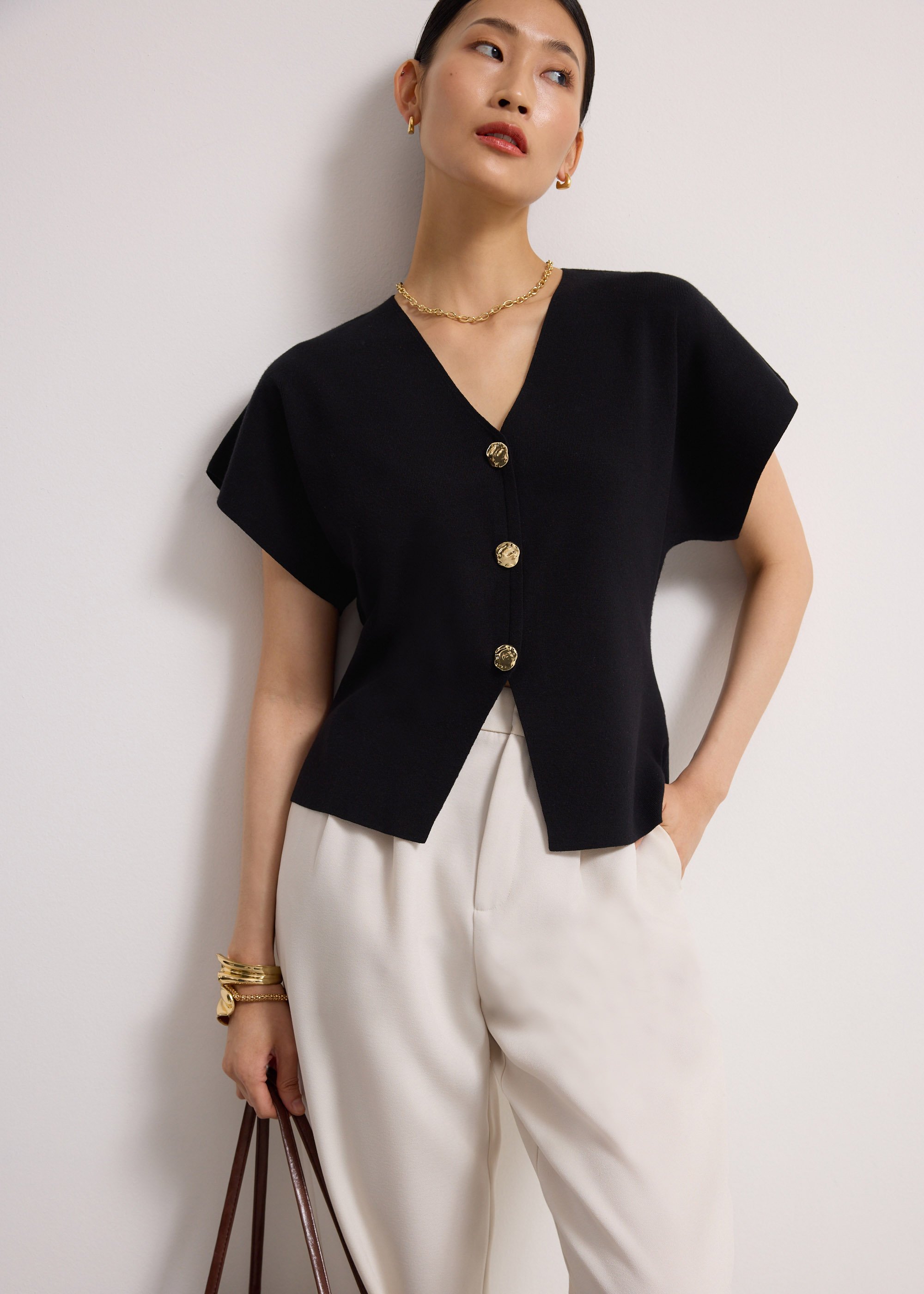 

Amrita Knit V-neck Drop Shoulder Top Love, Bonito