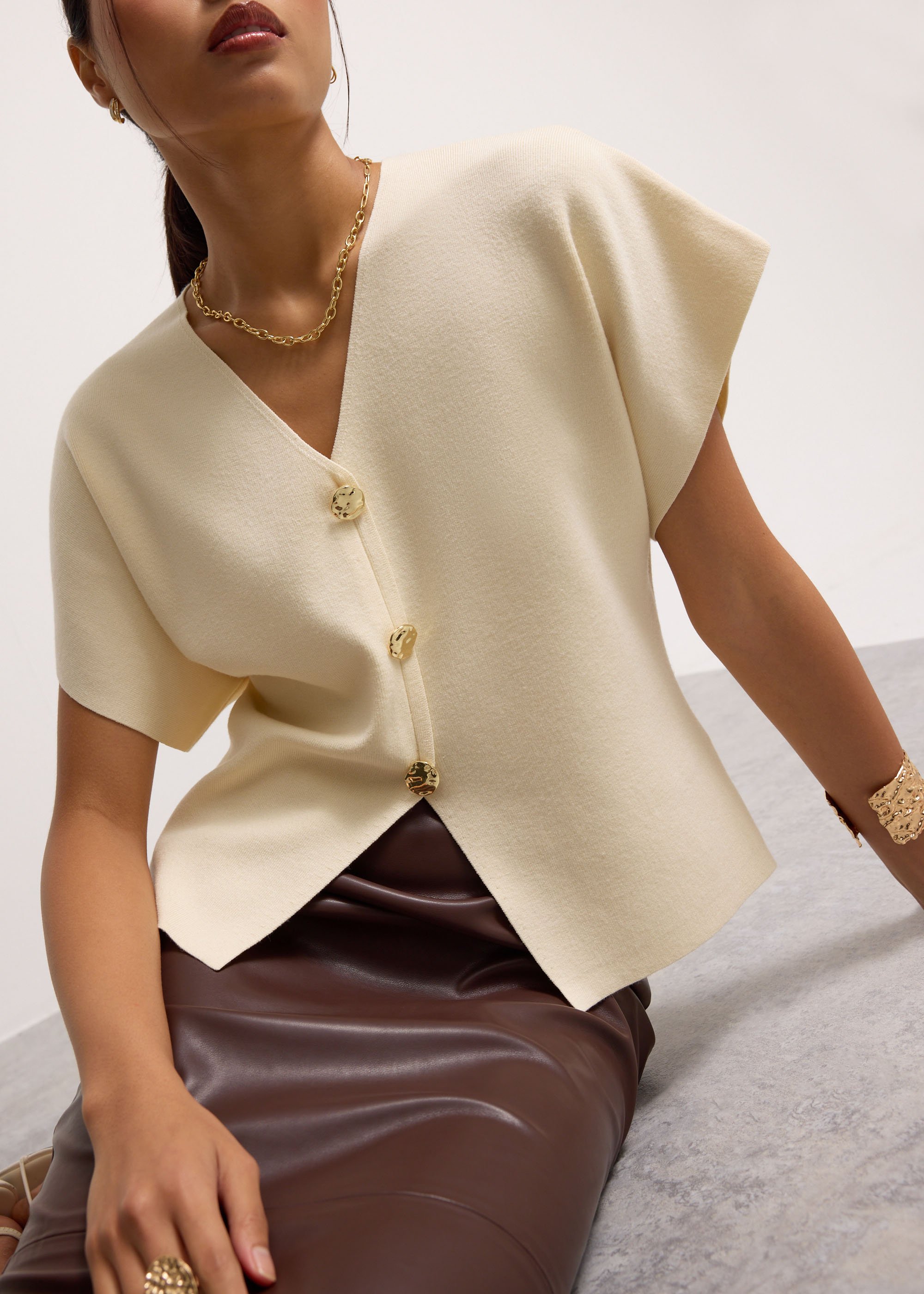 

Amrita Knit V-neck Drop Shoulder Top Love, Bonito