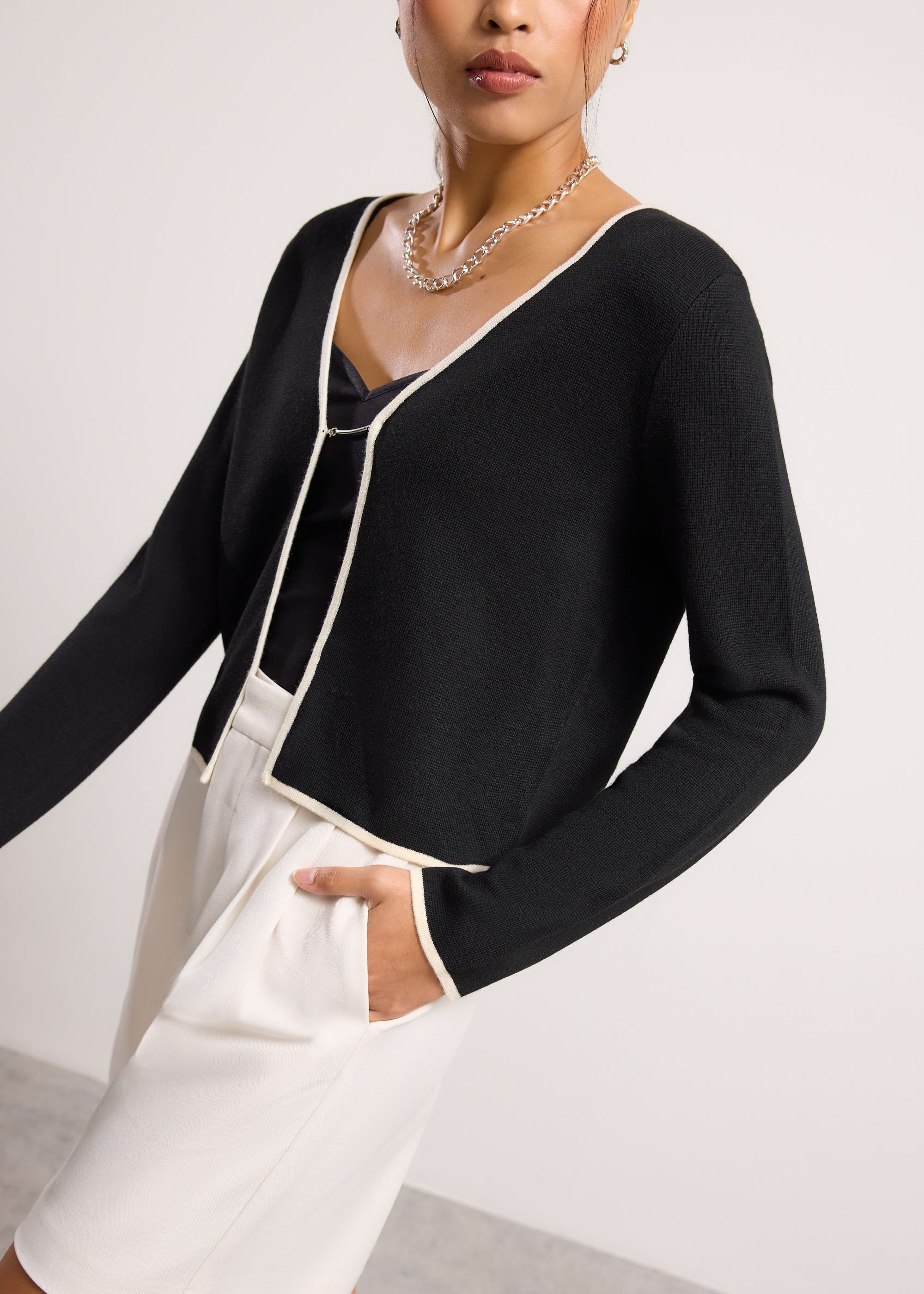 

Relaxed Contrast Piping Knit Metal Clasp Cardigan Love, Bonito
