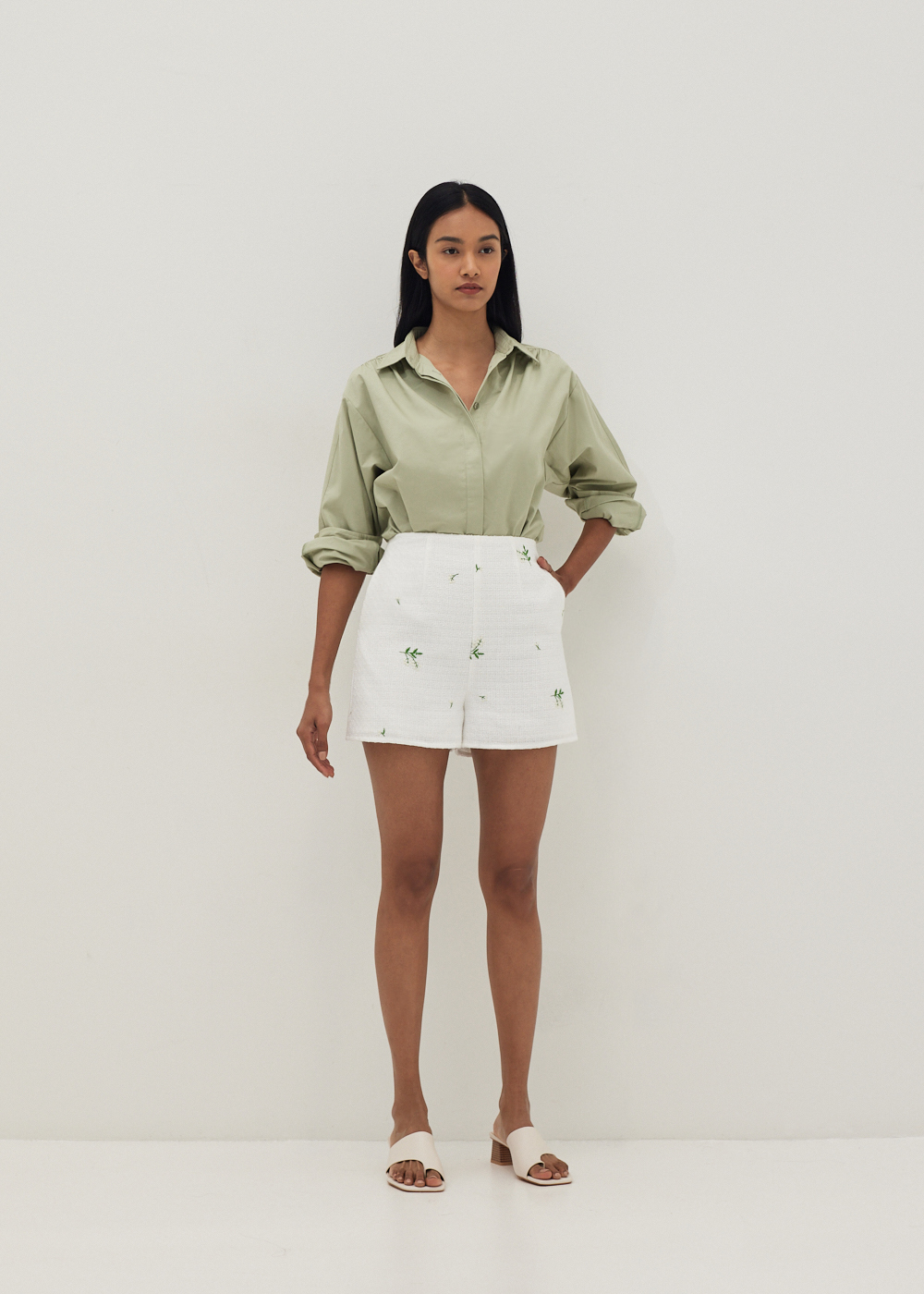 

Lucia Embroidered A-line Tweed Shorts-031-M